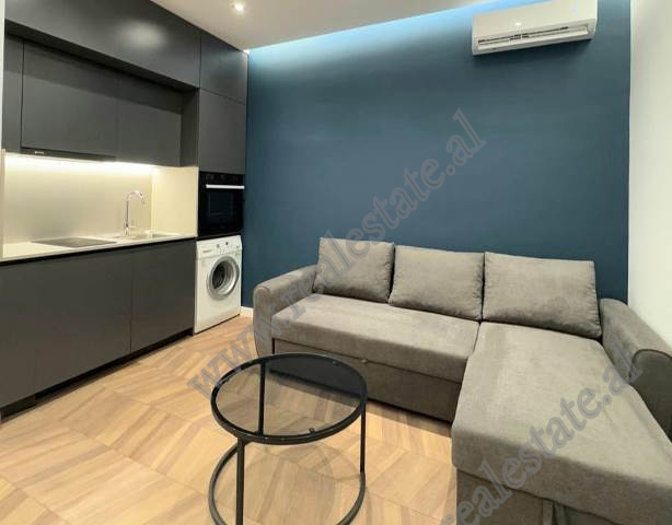 Apartament 1+1 per qira prane rruges Peti ne Tirane.
Apartamenti pozicionohet ne katin e pare banim